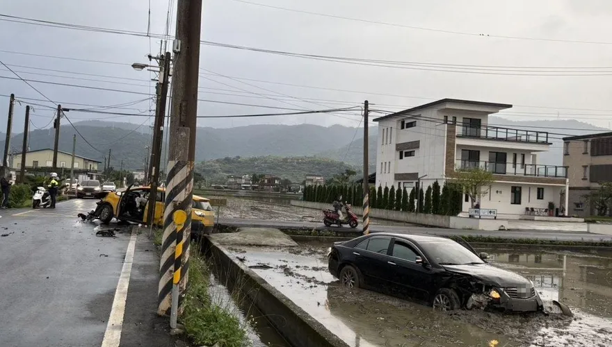 影/猛烈相撞！宜蘭計程車卡水溝、小客車墜田　驚悚畫面曝光