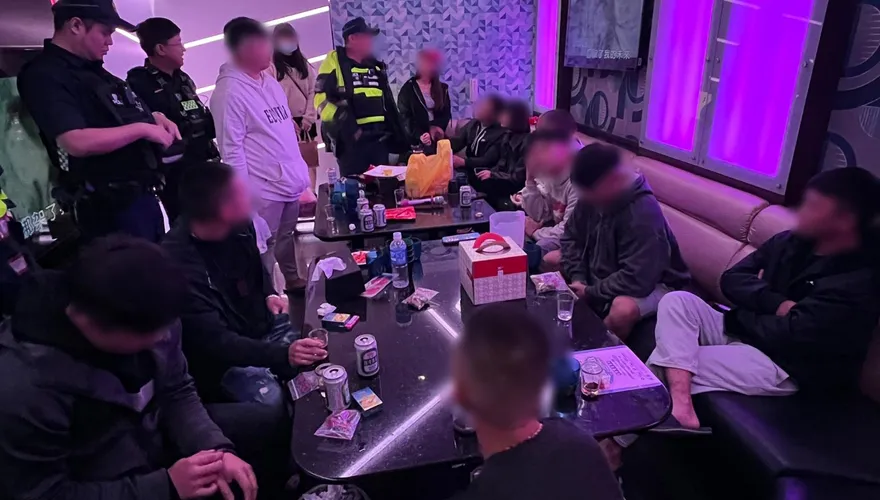 影/淡水KTV慶生趴變推筒子聚賭　12人連同蛋糕打包警局續攤
