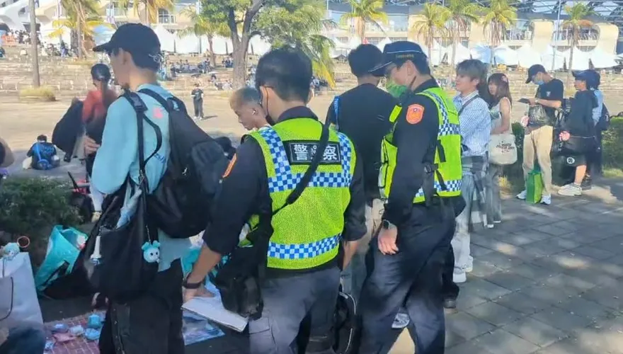 影/TWICE演唱會盜版攤販大逃亡　高雄警追逐中摔傷