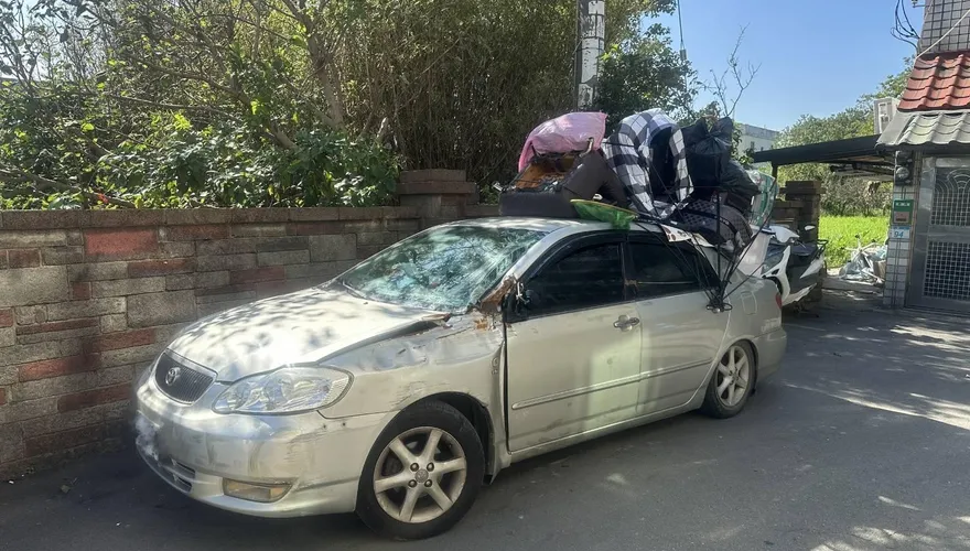 影/桃園生鏽「蝸居車」趴趴走！　後車廂堆滿1樓高家具