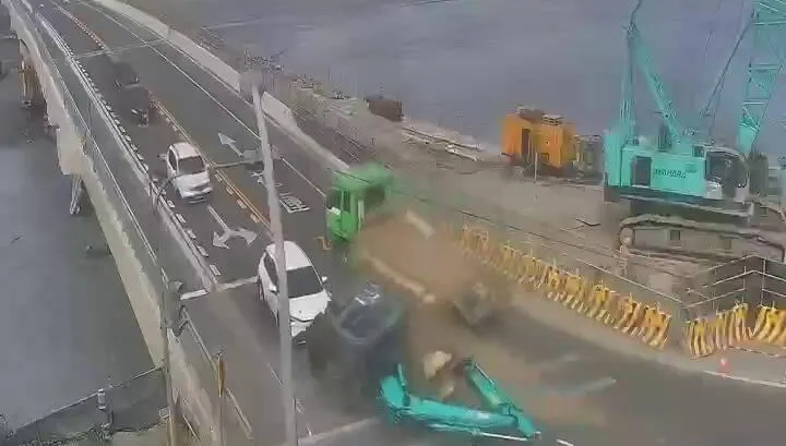 影/花蓮大橋拖板車載13.4噸怪手過彎拋飛　差1秒撞到對向車