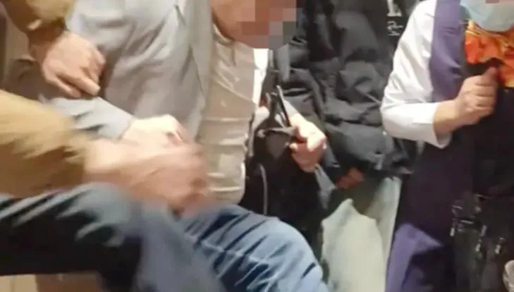 搭陸高鐵險被關廁所！疑門鎖壞受困出不來　熱心乘客「齊踹門」