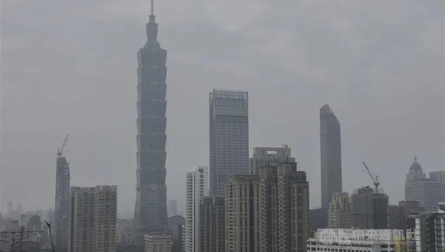 東北季風挾境外污染物　全台空品亮橘燈！午後更嚴重
