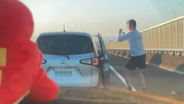 影/國6大塞車！外籍男突下車「站路肩跳舞」　畫面曝光