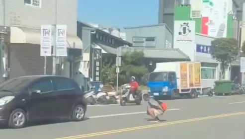 影/真人版青蛙過河？彰化怪男「蛙跳過馬路」　驚險畫面曝光