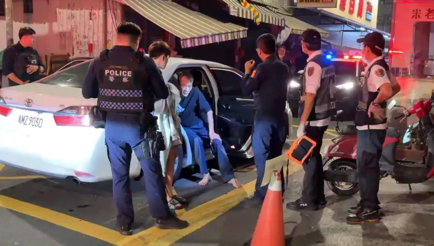 影/鳳山毒鴛鴦昏睡停路中　車上發現菸彈和開山刀