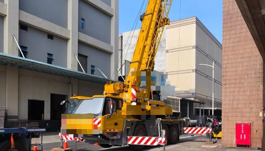影/前鎮海霸王工安意外　35歲工人「連同堆高機」5樓高摔死