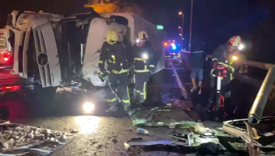影/慘烈！國3烏日段「聯結車翻覆」　路面變成飲料海