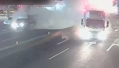 影/高雄驚悚一幕！物流車闖紅燈「高速相撞小貨車」