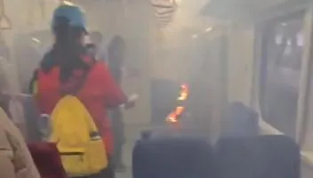 影/台鐵區間車內「行動電源爆炸起火」！驚悚畫面直擊