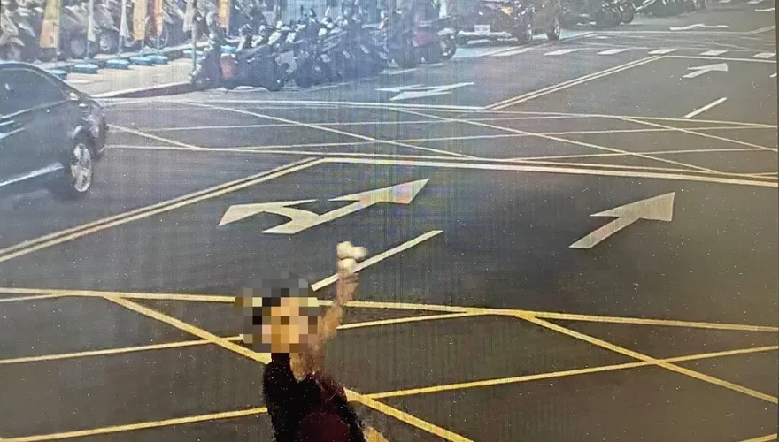 影/疑欠800萬裝潢費！北市知名連鎖酒店遭撒冥紙丟雞蛋