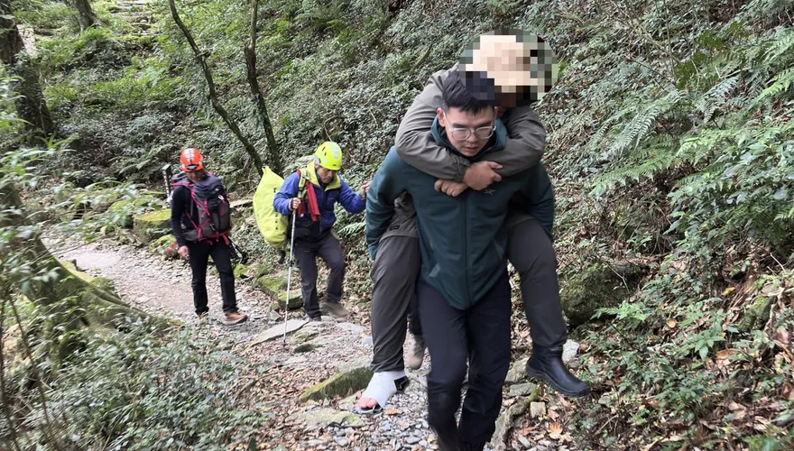 影/女登山客登北大武山跌倒疑骨折　直升機吊掛下山送醫