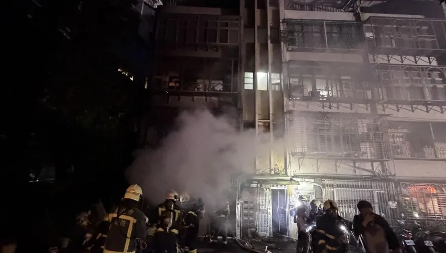 影/北投人氣冰店「水龜伯」旁驚見大火！「濃煙狂竄」60勇消灌救
