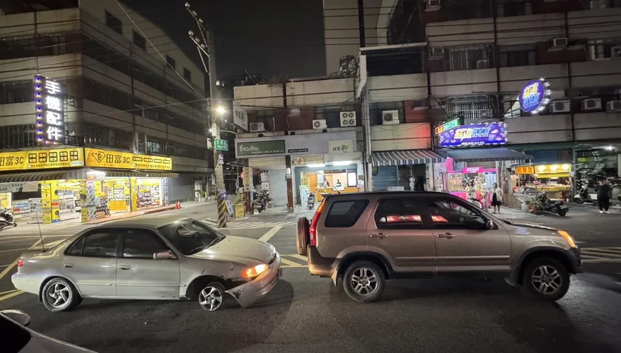 影/輪胎掉了還繼續開！高雄男追撞前車恐挨罰7200元