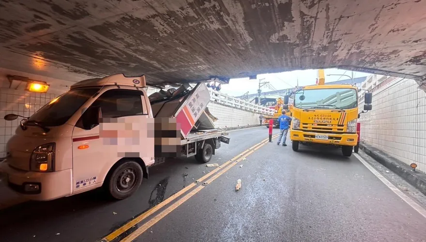 影/2.6m對決2.2m！高雄蛋車硬闖地下道「車斗卡住」解體