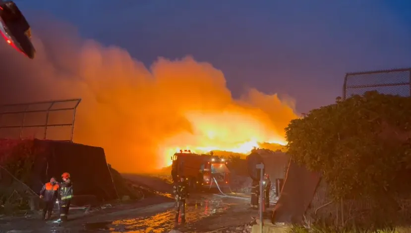 花蓮垃圾掩埋場爆大火！濃煙竄天　恐怖火海延燒