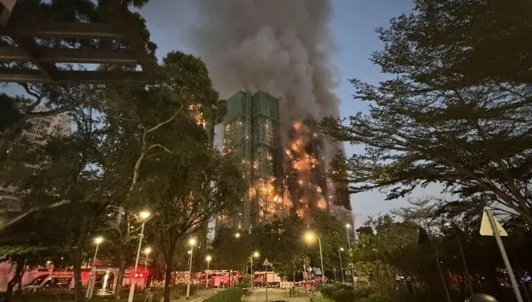 香港大火住戶目睹絕望痛哭！悲喊：一生積蓄跟珍貴回憶全沒了
