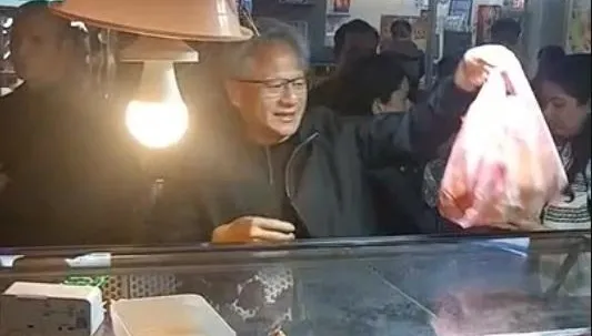 影/現身通化夜市水果攤！老闆娘熱情招呼　黃仁勳盛讚：這間是最好的