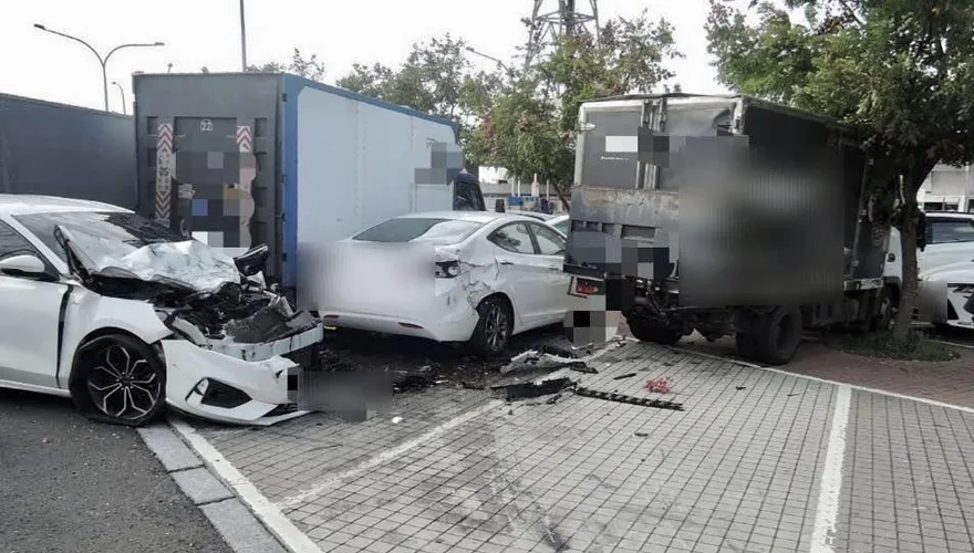 楊梅休息站又撞車　轎車衝分隔島波及5車釀3傷