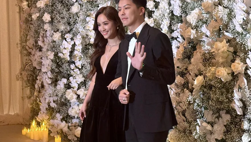 直擊/Sandy深V現身世紀婚禮！帥尪讚婚姻生活很滿意　鬆口第三胎計劃