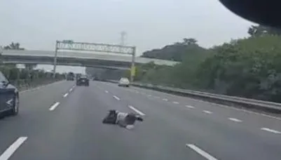 國道嚇瘋！前車駕駛突「跌出車外」　後車急閃甩尾險翻車