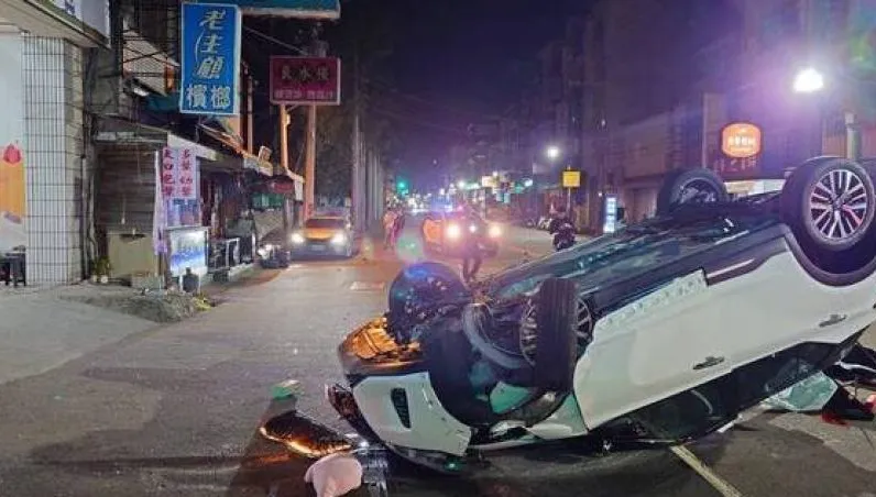 台中酒駕自撞！整車四腳朝天翻覆　女駕駛爬出車外狂吐