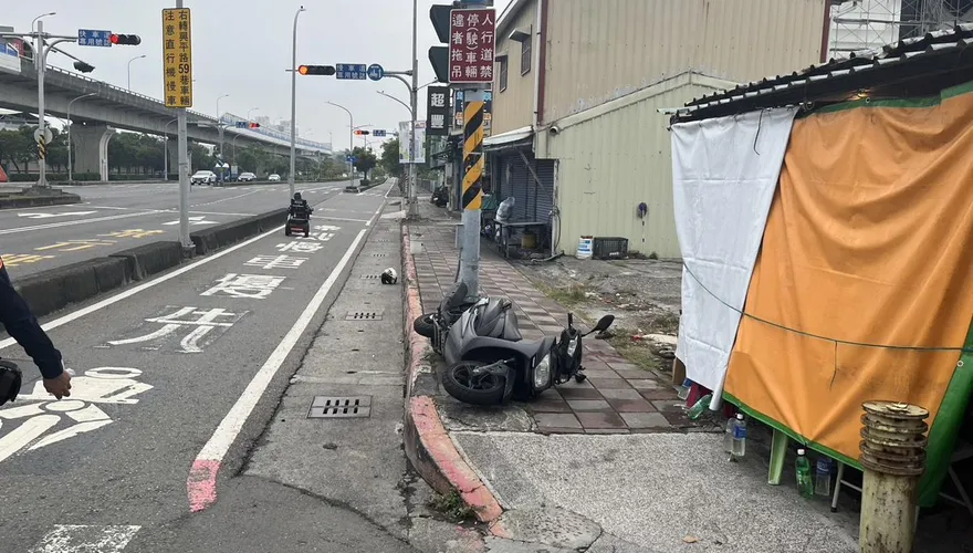 影/高雄老翁右轉未禮讓機車　23歲女騎士飛噴撞桿亡