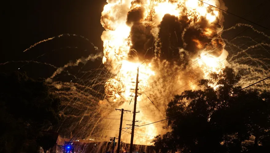 影/雪梨垃圾回收工廠大火釀爆炸　水泥塊飛濺畫面駭人