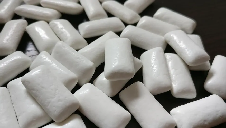 口香糖也含塑膠？美國研究：嚼8分鐘釋出數百塑膠微粒