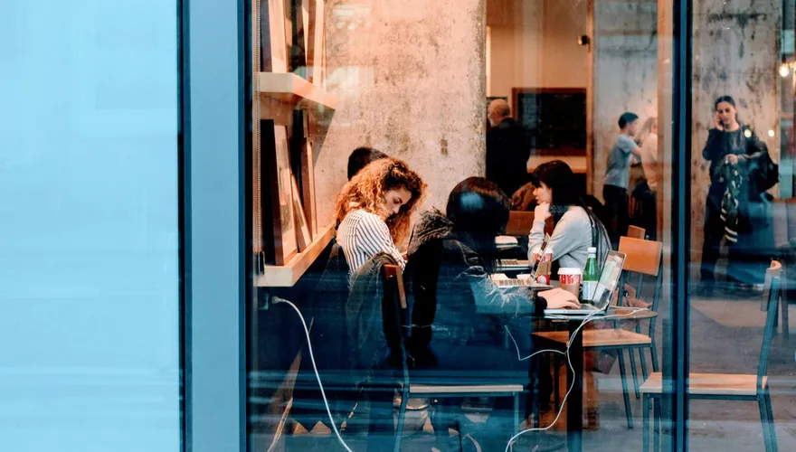 星巴克內打傳說吵鬧！他熱點分享改名「Starbucks Wi-Fi」　再斷網報復