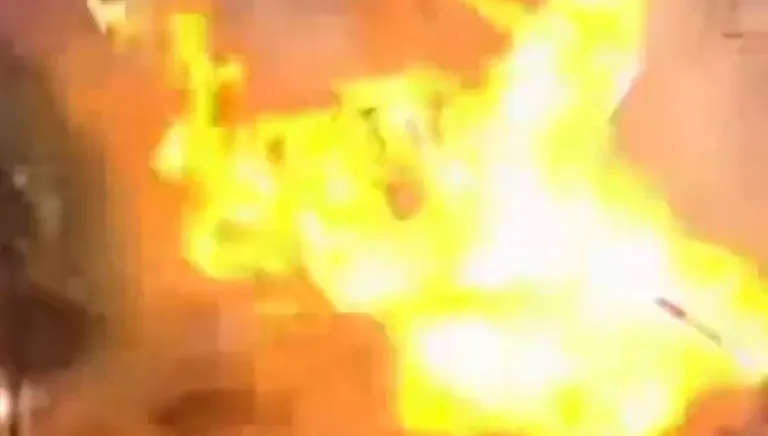 影/湖南煙火零售店突爆炸！汽車慘被「炸上天」恐怖畫面曝光