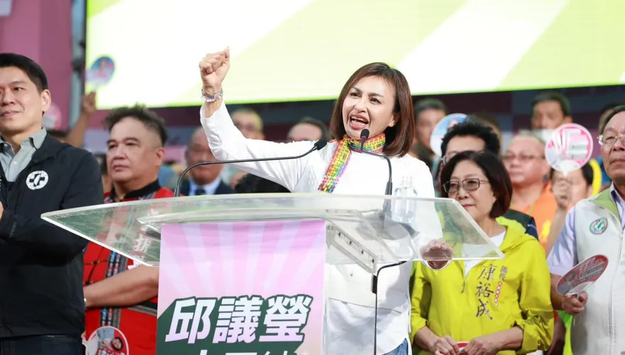 鳳山造勢5萬人相挺！邱議瑩喊遭潑髒水：民調第一證明我沒倒