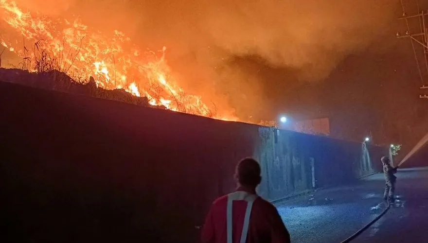 趕快關窗！台南安南區城西爆掩埋場大火　20公尺高垃圾堆狂燒不止