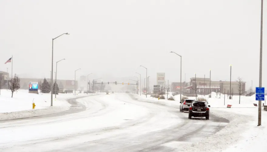 美國中西部暴風雪肆虐交通大亂　連環車禍頻傳、數百航班取消