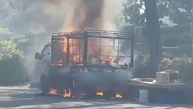 影/高雄小港大火！小貨車路邊自燃全毀竄濃煙　燒剩焦黑骨架
