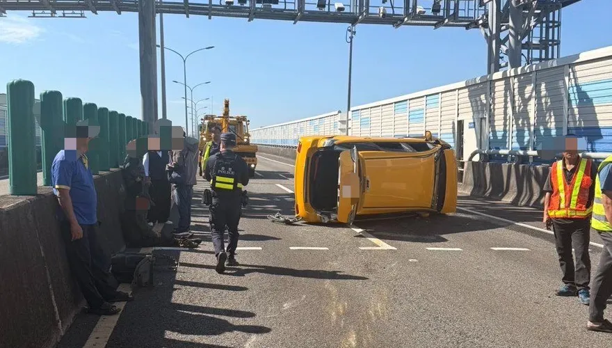 國1漁港路交流道「小黃遭大車撞翻」機油流一地　4人急送醫