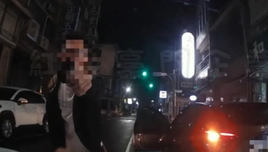 不滿被按喇叭！竹東男違停遭提醒　竟持槍叫囂嚇壞駕駛