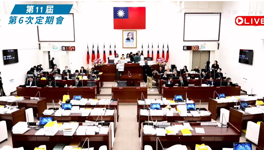 新竹市議會史上第一次！民進黨團霸佔主席台癱瘓議事　藍綠爆衝突