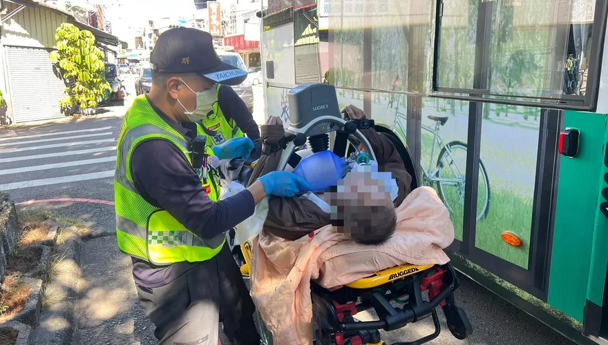 台中公車司機突急煞！84歲翁慘摔「命危搶救中」