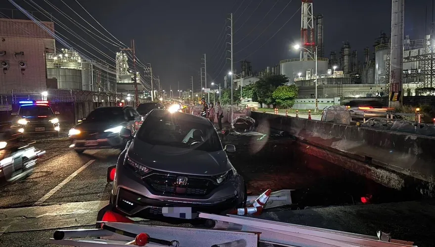 影/林園台17伸縮縫施工　車撞護欄陷坑駕駛受傷