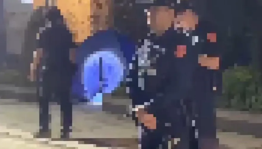 影/救不回！高雄女午夜墜樓亡　藍帳篷掩慘狀
