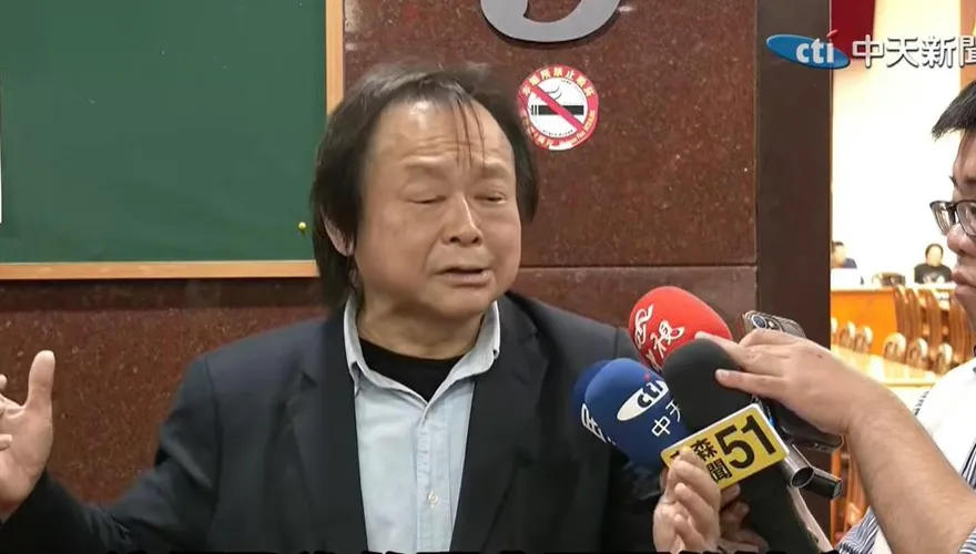 游智彬帶衛生紙酸「綠執政烙賽」　王世堅嗆放馬過來：生死狀簽一簽