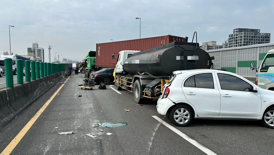 國10鼎金系統路段連環車禍　7車相撞慘況曝光