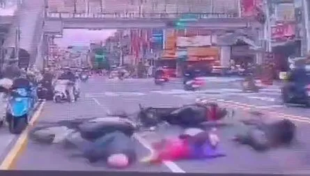 影/新北中和「校門口慘烈車禍」！家長、學童都被撞飛
