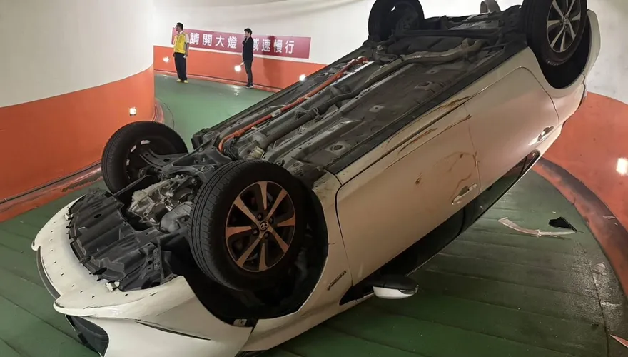 影/傻眼貓咪！桃園女租車「一路滾下車道」4輪朝天