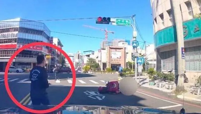 血糖太低！外送女「連人帶車倒路中」　警見狀秒衝救命