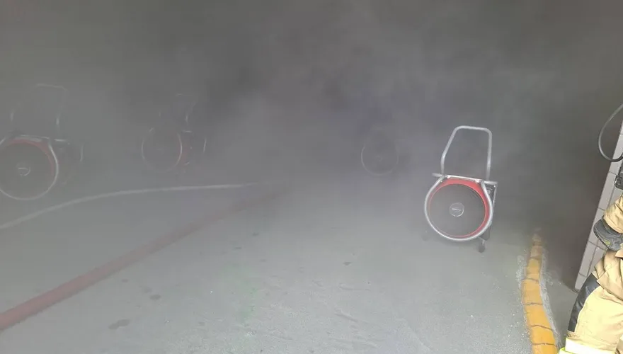 台南東區住宅地下室火警！　濃煙狂竄能見度超低