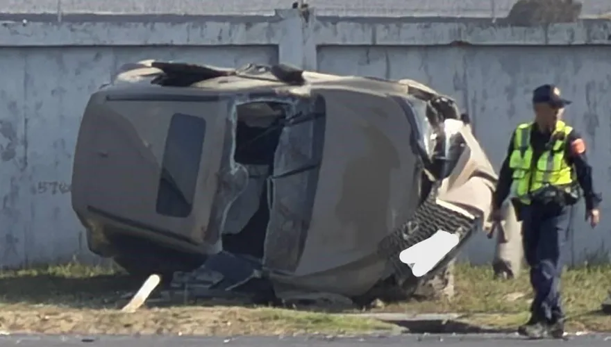 高雄2車相撞嚴重變形！　休旅車翻覆小港機場圍牆邊