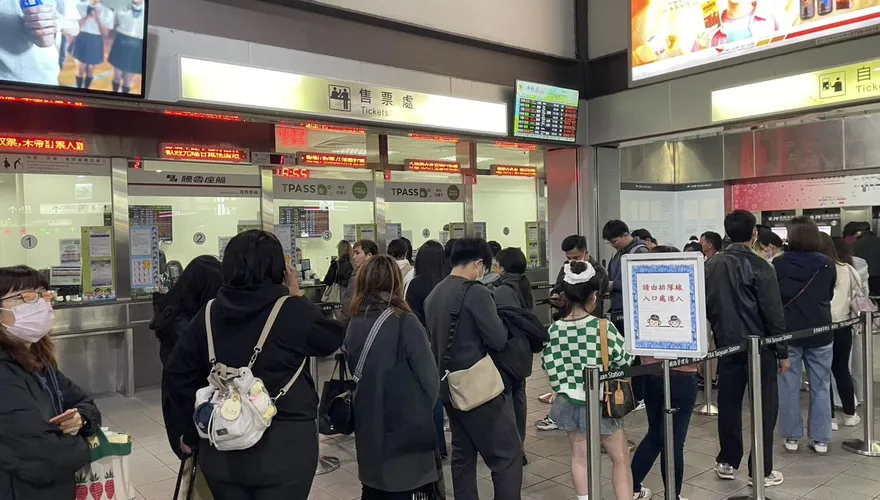 台鐵內壢楊梅段電車線故障仍未排除！延誤大批旅客擠爆車站