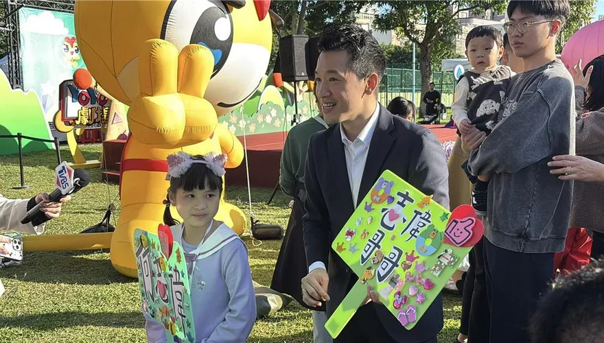 準備挑戰張善政？　何志偉陪民進黨議員赴南門市場拜票